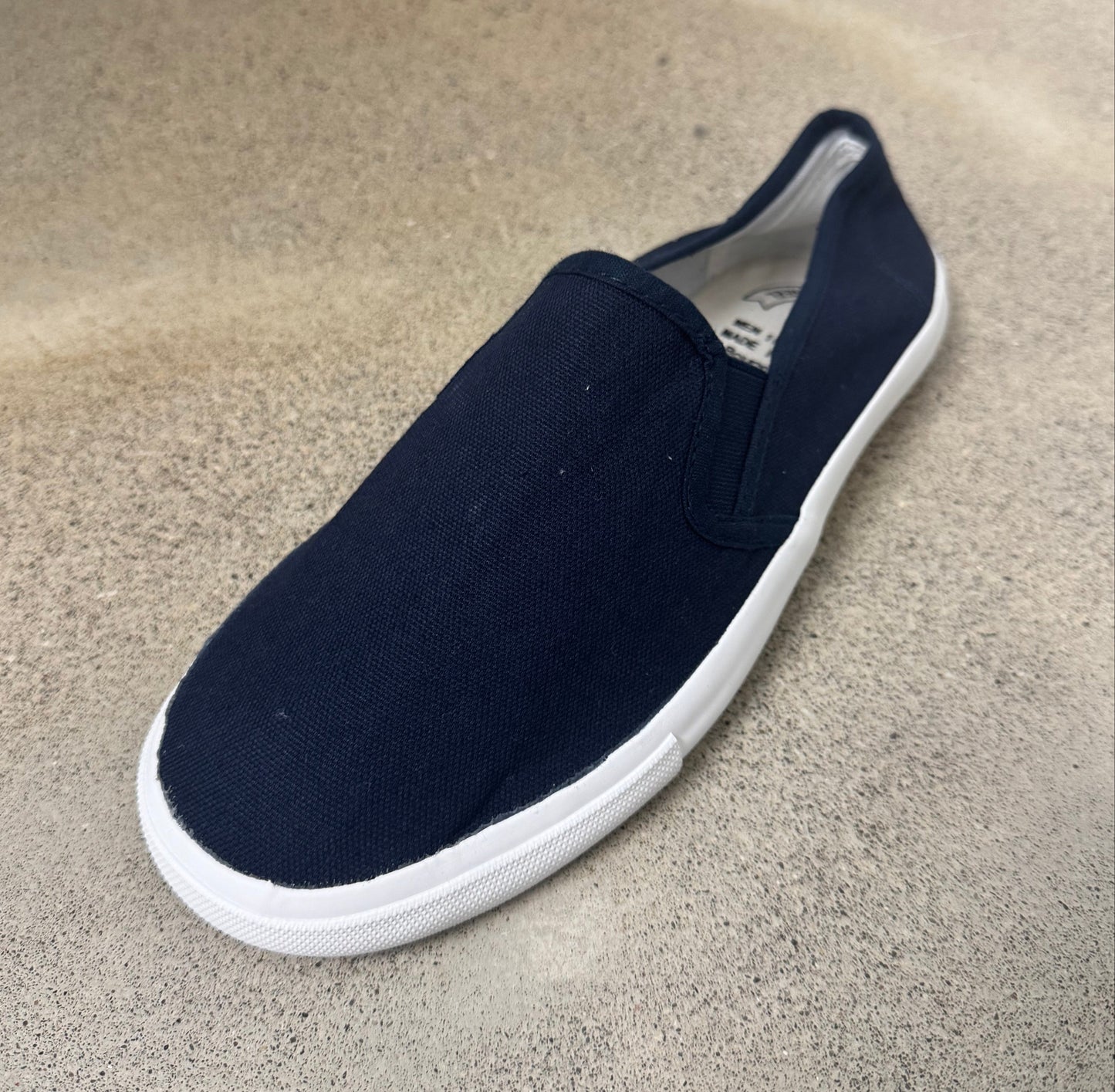 Inmate running shoes without toe cap